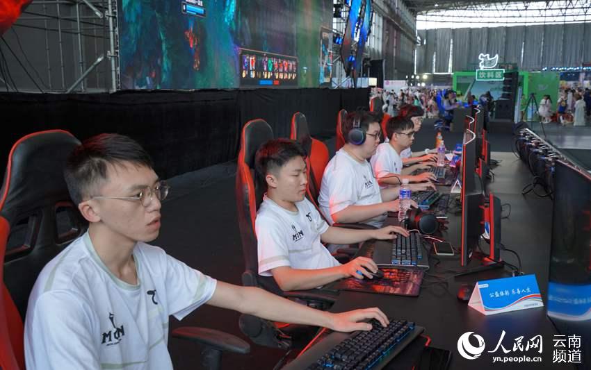 在足球比赛 在足球比赛